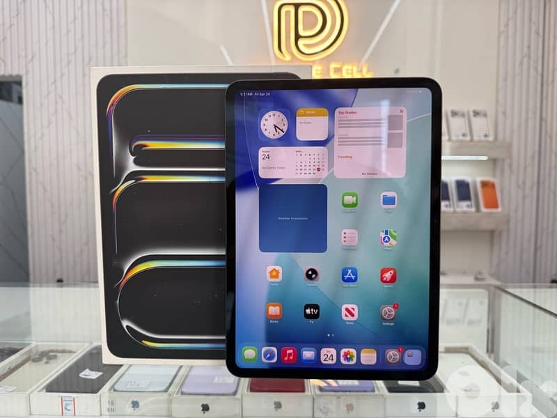 Apple ipad M5 pro 512 11- inch Like new  in excellent condition 1