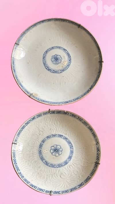 Paire d’assiettes en porcelaine de Chine émaillée bleu-blanc