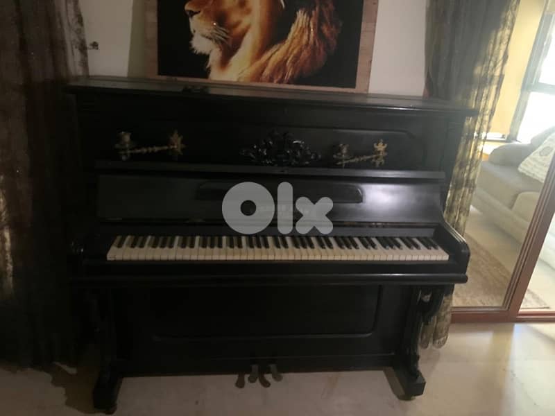 Piano-Antique in a condition 1