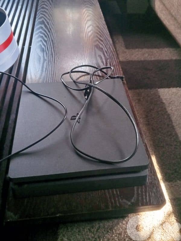 PS4 slim very clean used like new 1