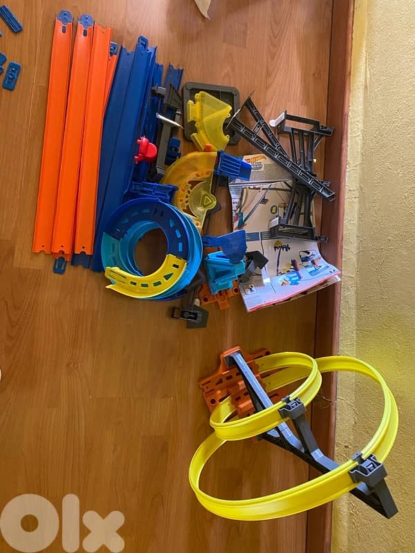 2 hotwheels tracks no missing pcs 4