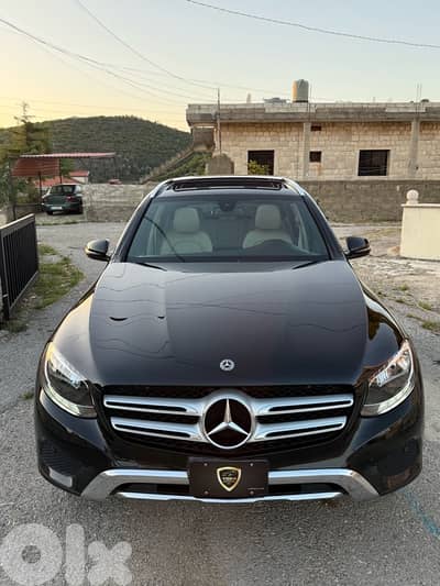GLC 300 2018 ! 4matic ! Clean Carfax ! One Of A Kind ! Full Service !