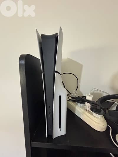ps5 slim 1 tb whith controller & FC26 used for 2 months only