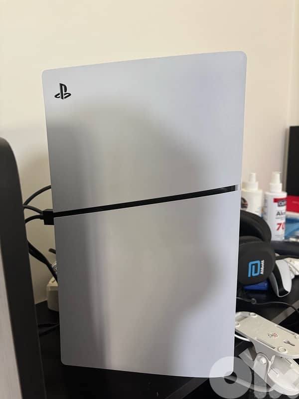 ps5 slim 1 tb whith controller & FC26 used for 2 months only 2