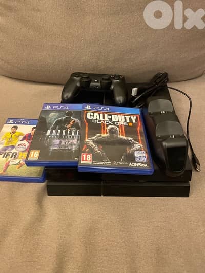ps4 fat sealed with 3 games and wirelless charger and controller