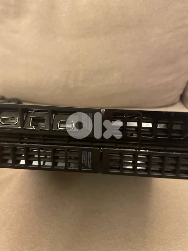 ps4 fat sealed with 3 games and wirelless charger and controller 1