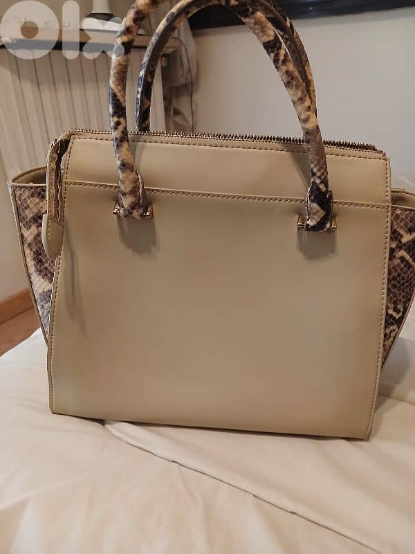 handbags each 20$ 1