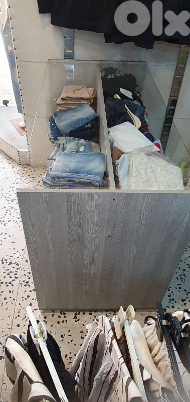 طاولة لبناطلين الجينز او اي شي