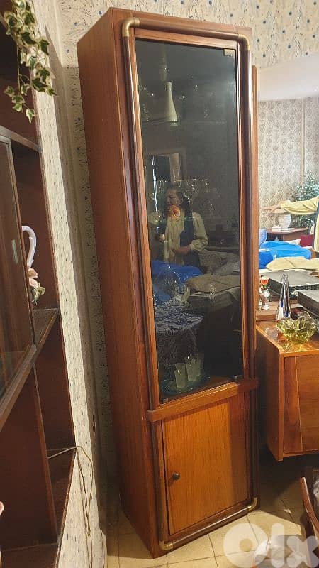 Display cabinet with an elegant classic design 2