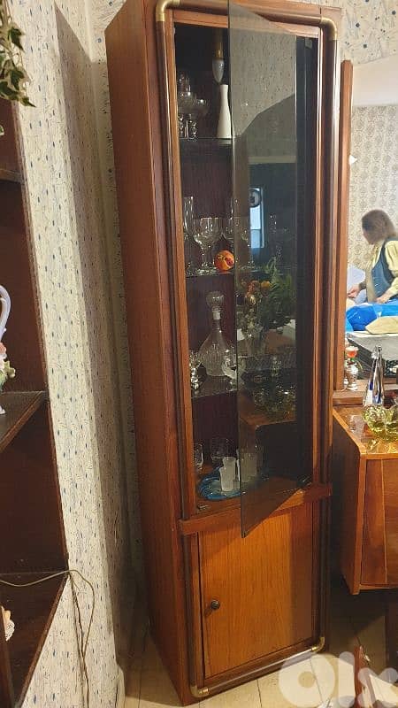 Display cabinet with an elegant classic design 1