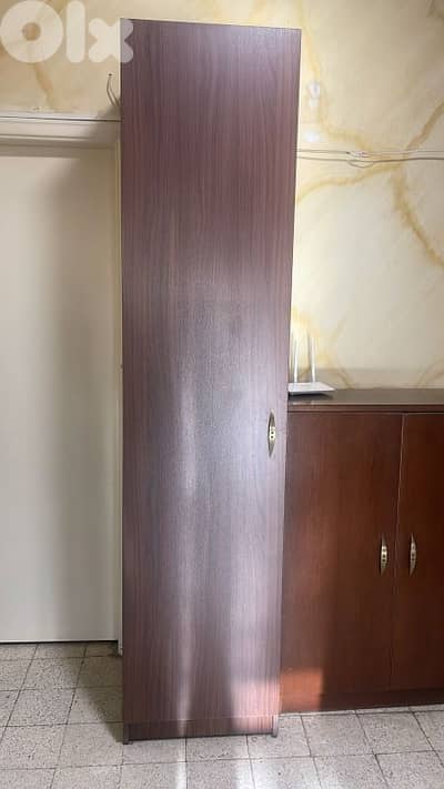 Zein wood closet new