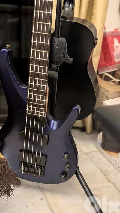 Washburn 5 strings active bass + padded bag