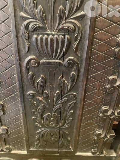 A very old english oak wood king chair.  143 x 63 x 63 cm
