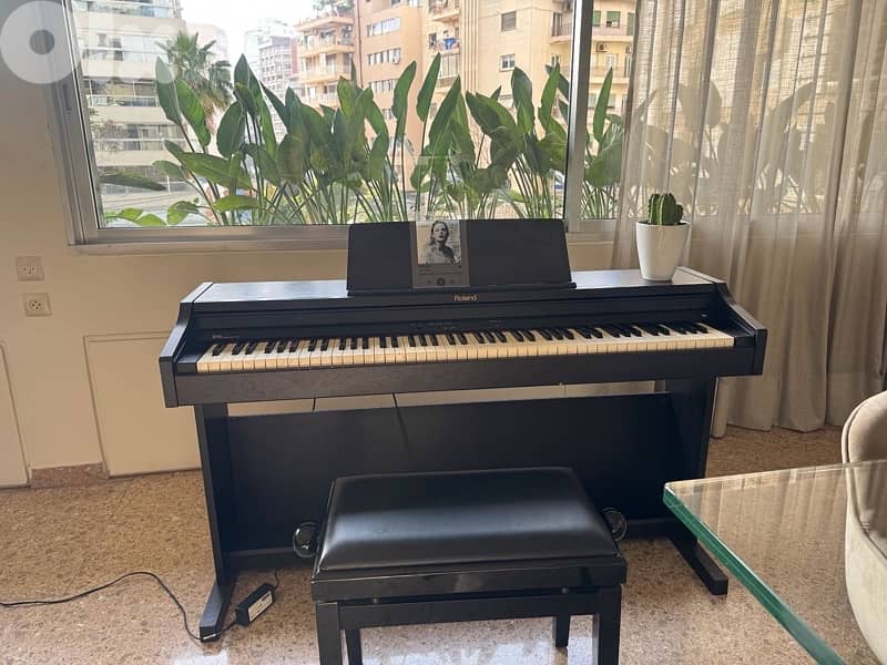 ROLAND PIANO - amazing condition 1
