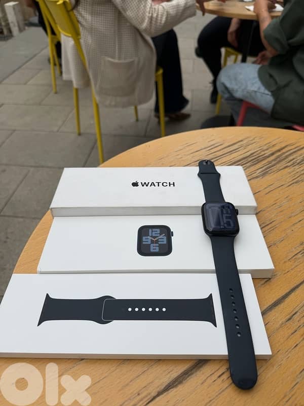 Apple wach SE 2 used for one day 2