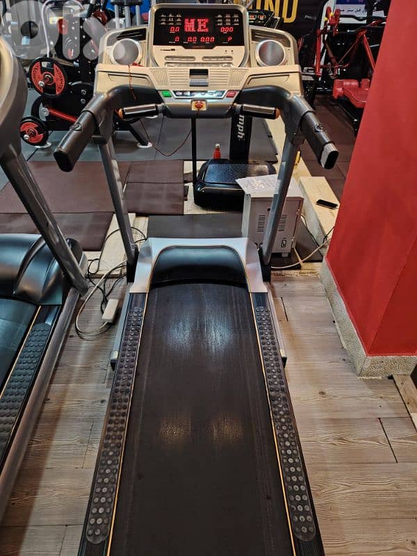 a heavy duty treadmills 1