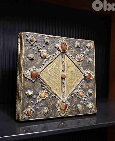 الصندوق الإمبراطوري المرصّع بالأحجار الكريمة antique