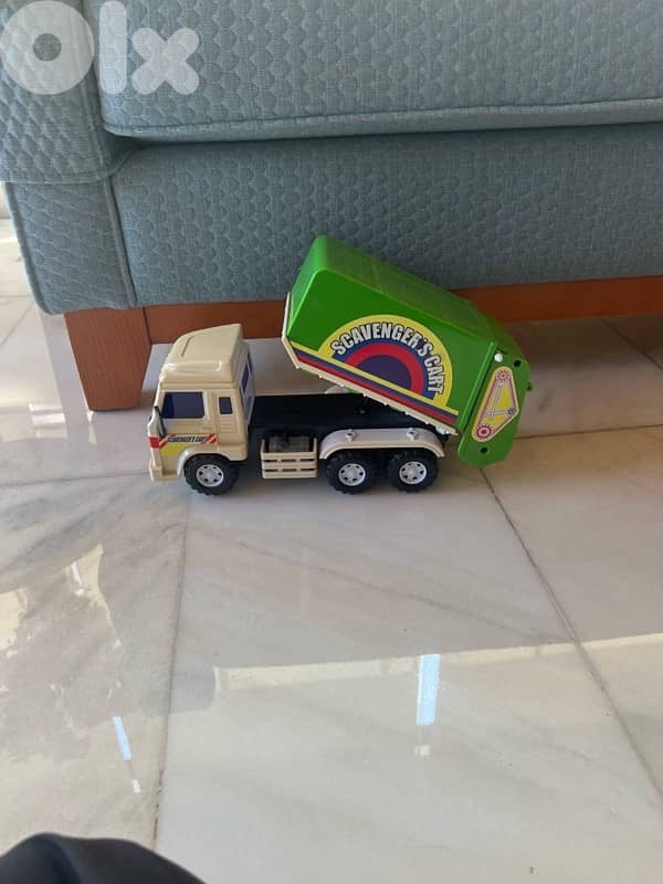garbage truck toy 2