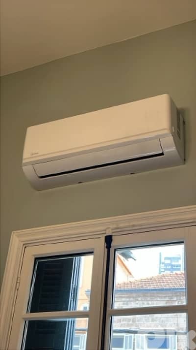 AC Midea 9000 BTU like new used a few times