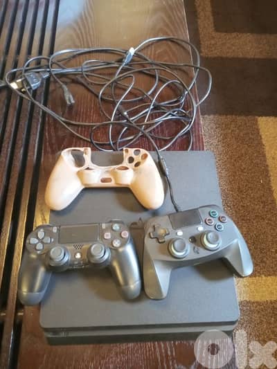 PS4 slim 500gb used like new  with 2 controllers