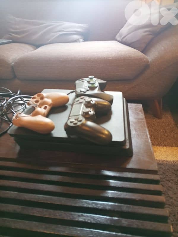 PS4 slim 500gb used like new  with 2 controllers 1