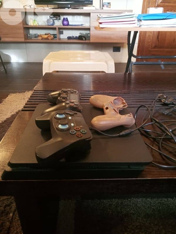 PS4 slim 500gb used like new  with 2 controllers 2