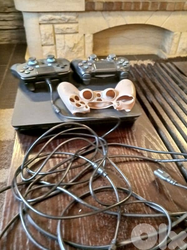 PS4 slim 500gb used like new  with 2 controllers 3