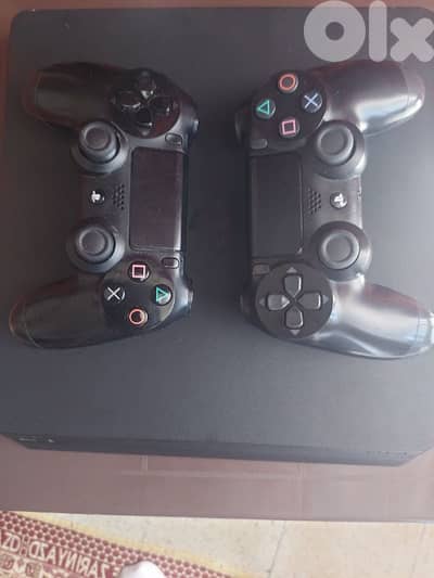 للبيع ps4 بحالة جيدة مع مسكتين