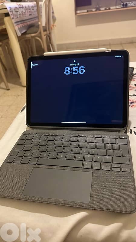 Apple iPad Air 4 256GB with Accessories 1