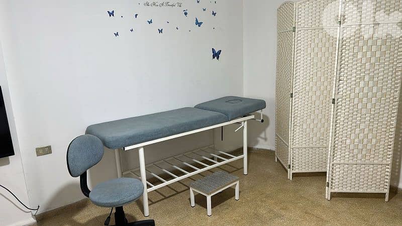 table for manicure w chariote 1