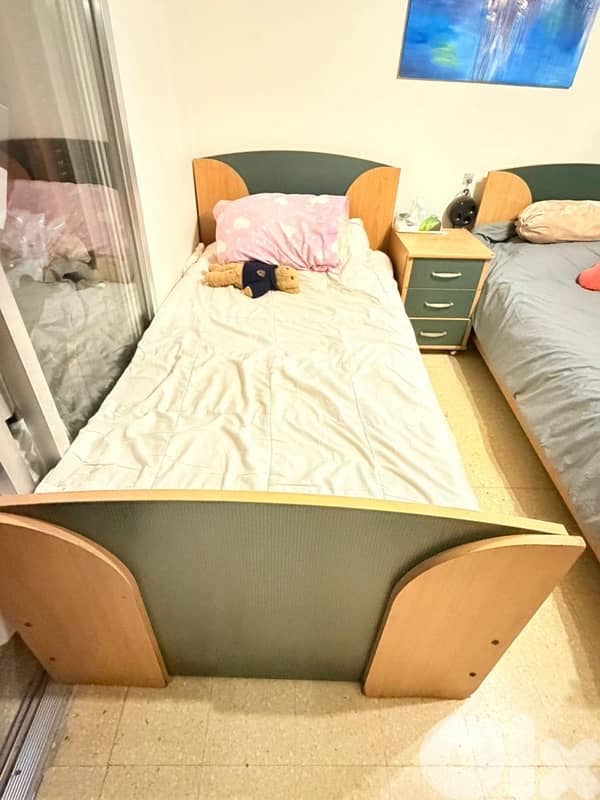 bedroom good condition with mattress for 150$ 2