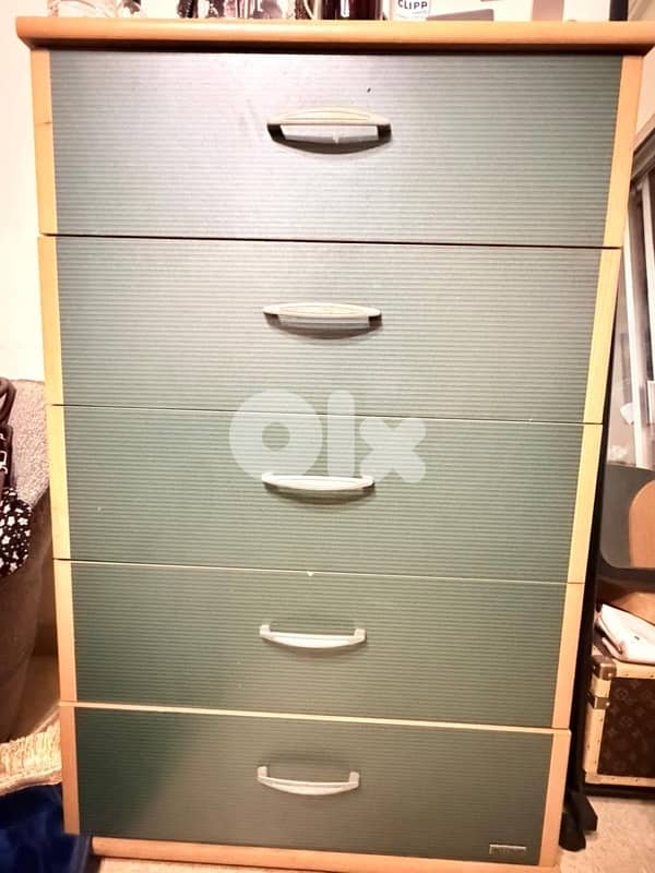 bedroom good condition with mattress for 150$ 3