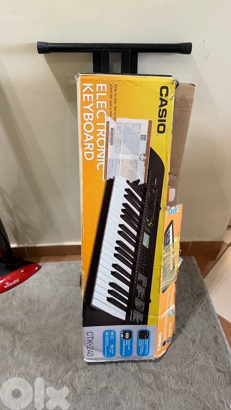 100$ like new Keyboard with stand 2