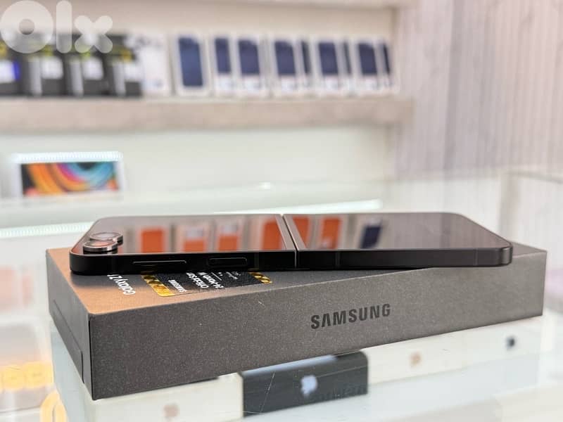 Samsung z flip7 FE 256 Gb 8Ram in excellent condition 2