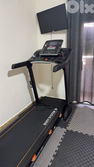 treadmill like new used 5 times only