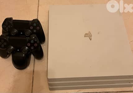 ps4pro 1trb مش مفكوكة ومعدلة مع مسكتين اصلين و20 لعبة