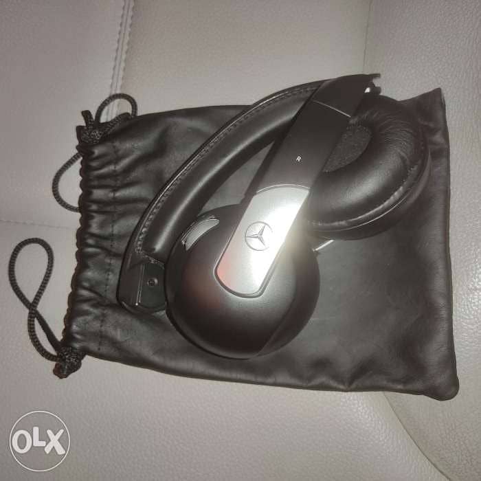 Mercedes-Benz FRONT Split View remote control + headphone 1