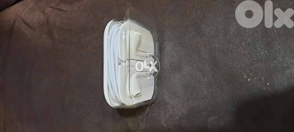 Apple original earphones wired. 1