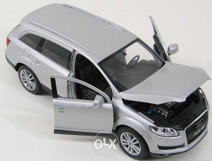 Audi Q7 diecast car model 1:24. 3