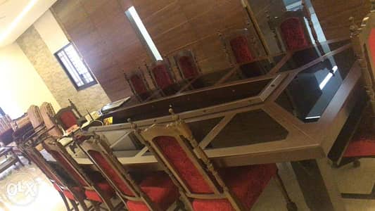 طاولة إجتماعات table set for meetings