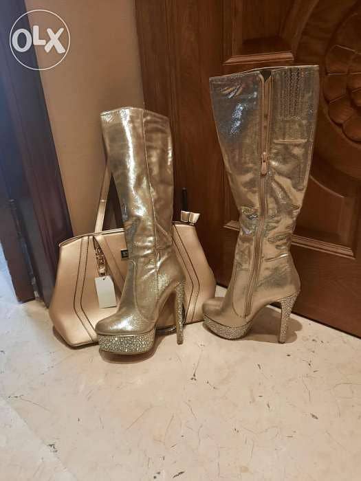 بوطين مع جزدان نمره ٣٧ والجزدان جديد السعر  ٢٥ دولار 0