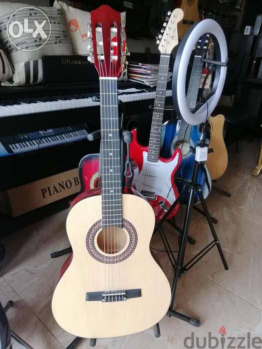 كلاسيك غيتار جديد عرض مع شنطه وريشه مجانا 0