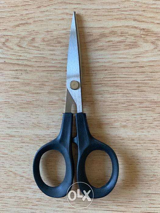 100 pieces Fiskars office/professional scissors. Made in U. S. A. steel. 3