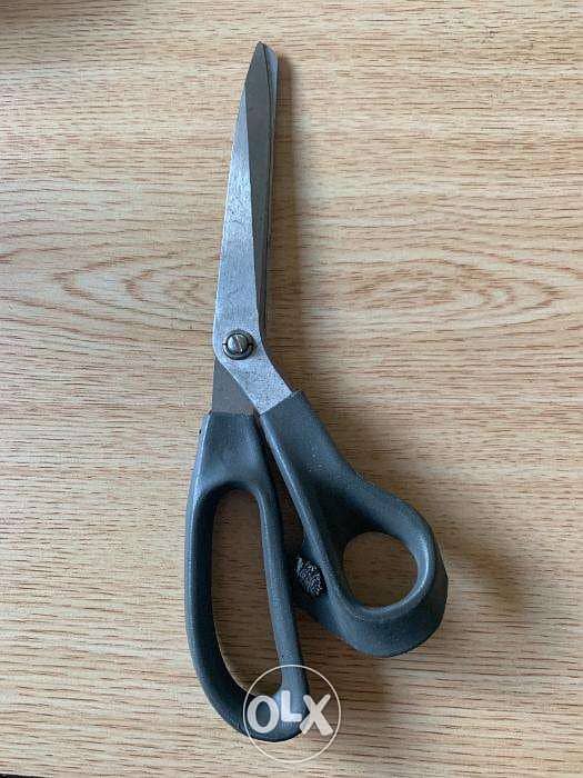 100 pieces Fiskars office/professional scissors. Made in U. S. A. steel. 4