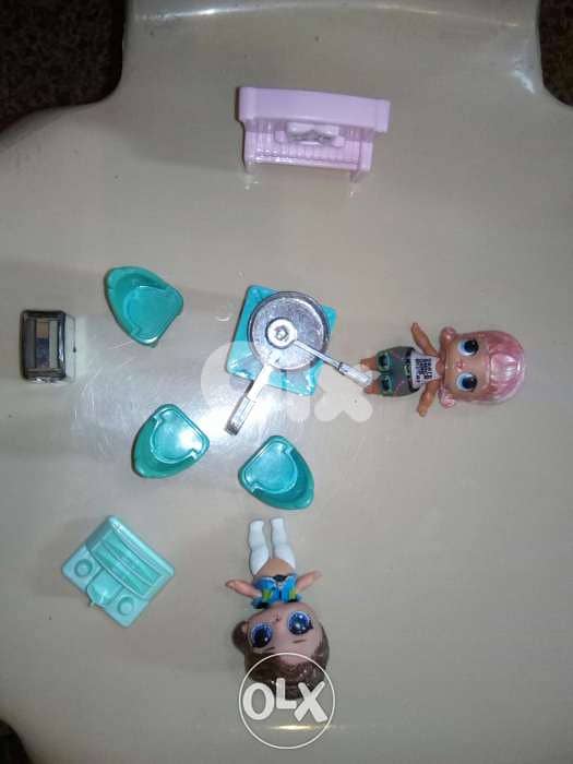 2 LOL MGA weared dolls+small table+3 chairs+piano+toaster+pot spoon=23 3