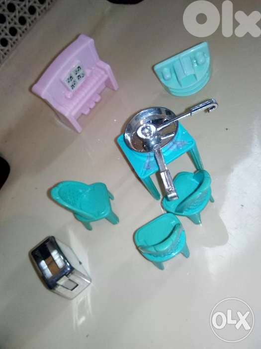 2 LOL MGA weared dolls+small table+3 chairs+piano+toaster+pot spoon=23 1