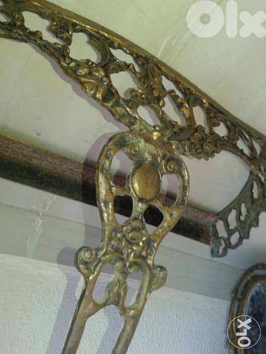 كونسول نحاس انتيك مع مرايه وبروازها نحاس لمدخل بيت. 0