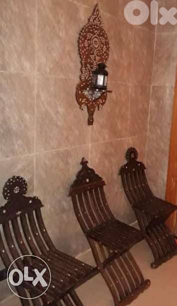كرسي انتيك شغل يد خشب وصدف بحاله ممتازه. 0