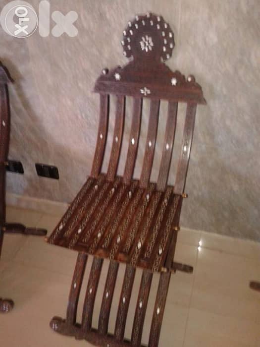 كرسي انتيك شغل يد خشب وصدف بحاله ممتازه. 1