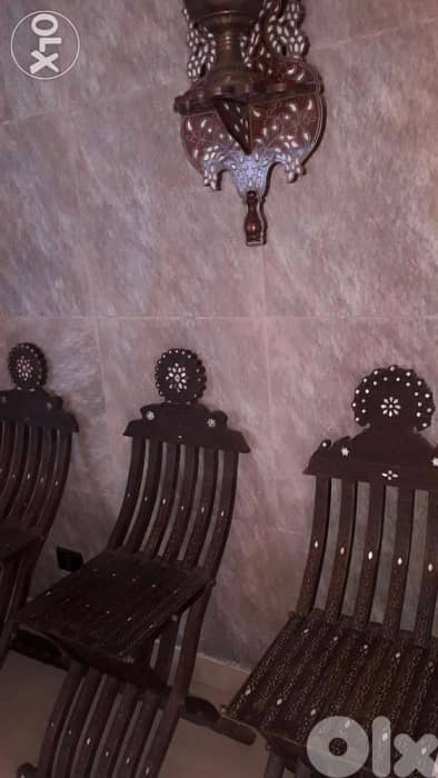 كرسي انتيك شغل يد خشب وصدف بحاله ممتازه. 2